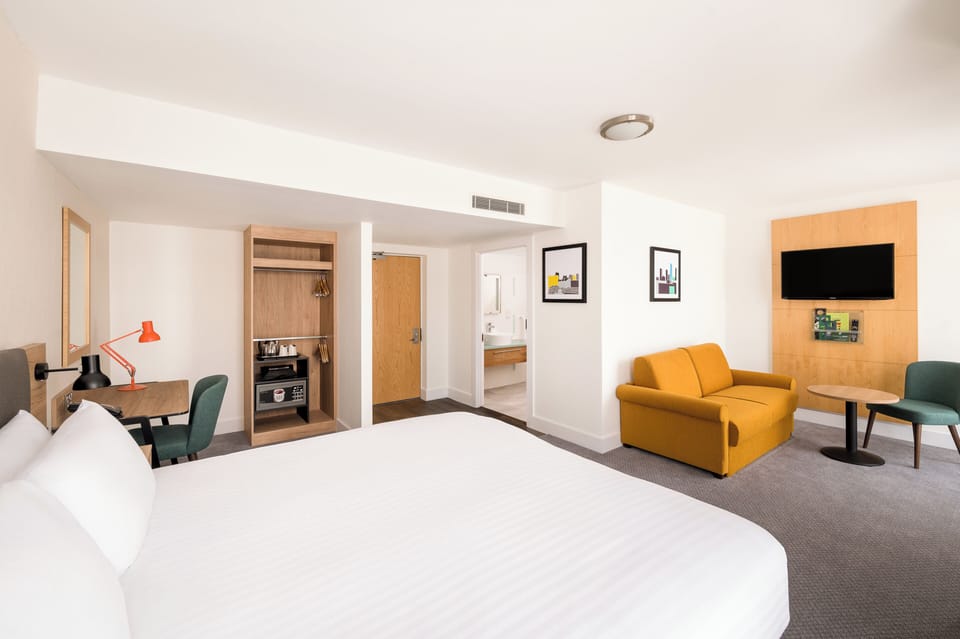 Premium Room, 1 King Bed with Sofa bed (Single Sofa) | In-room safe, desk, laptop workspace, blackout drapes