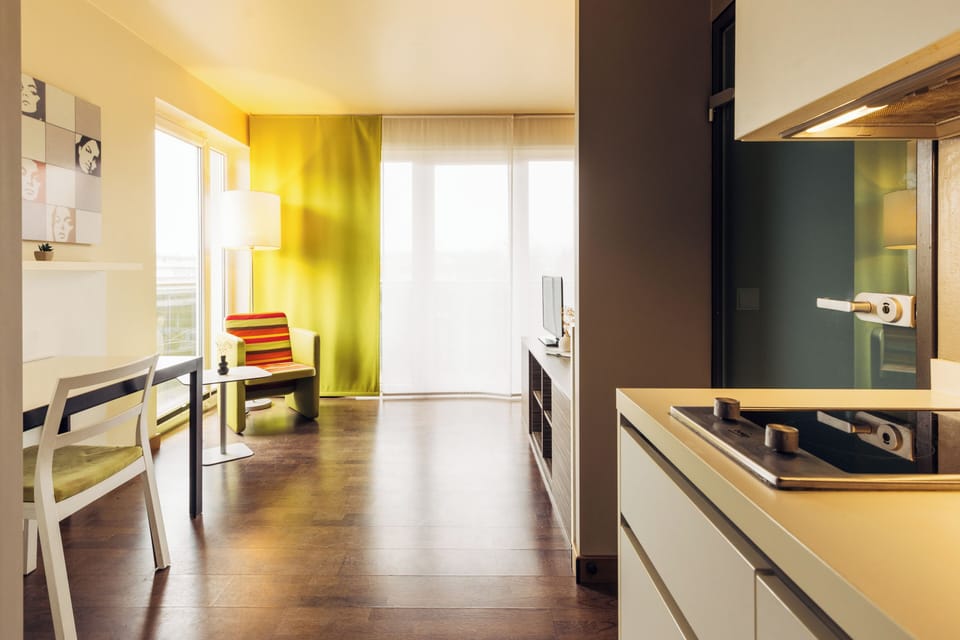 Studio, Balcony | Hypo-allergenic bedding, in-room safe, desk, laptop workspace