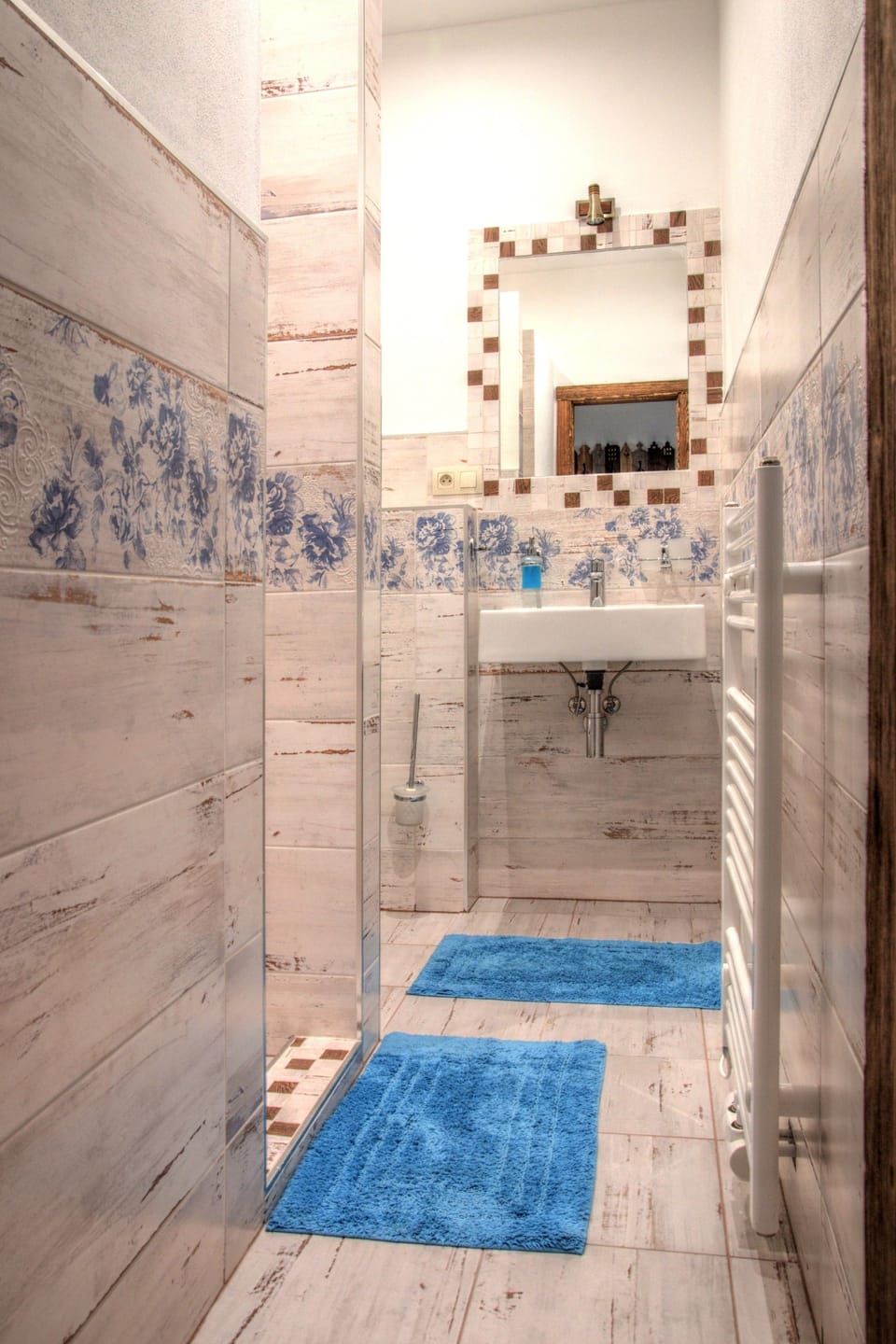 Comfort Twin Room | Bathroom | Shower, free toiletries, towels