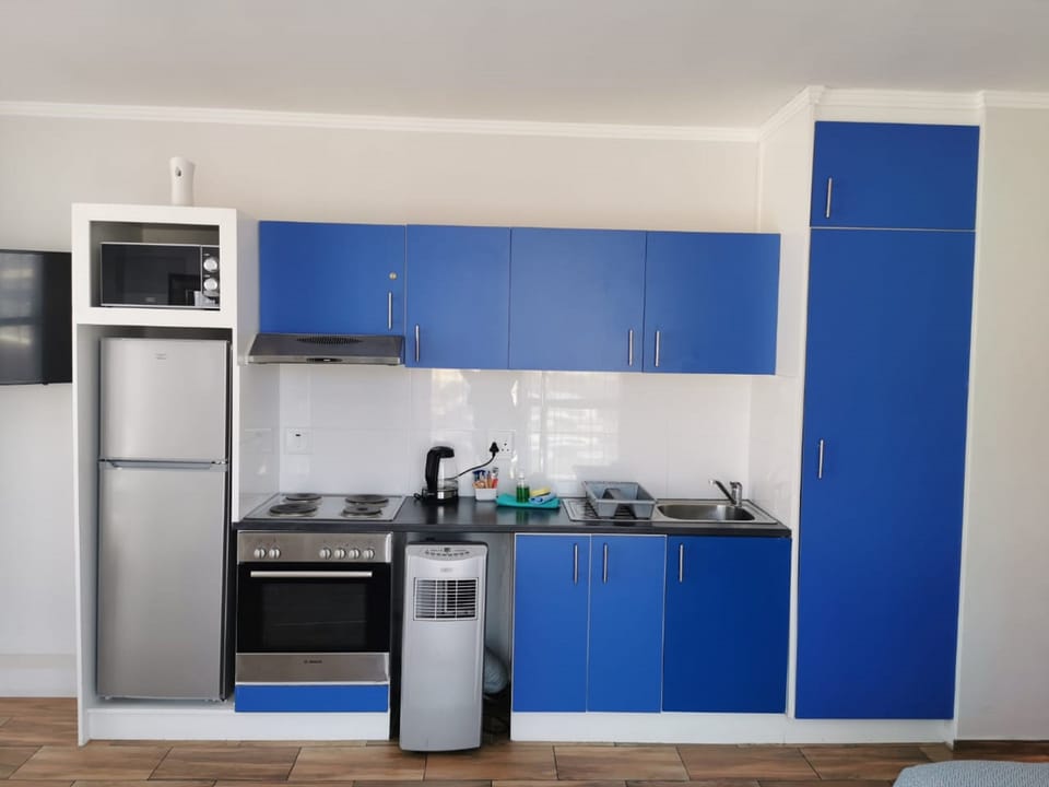 Apartment | Private kitchen | Full-size fridge, microwave, oven, stovetop