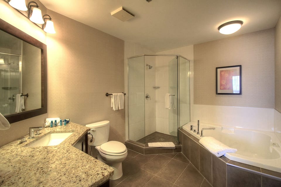 Signature Condo, 2 Bedrooms, Lake View, Lakeside | Bathroom | Combined shower/tub