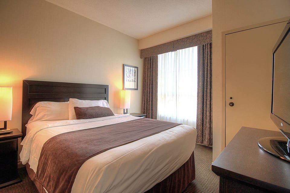 Signature Condo, 2 Bedrooms, Lake View, Lakeside | 1 bedroom, iron/ironing board, WiFi (free)