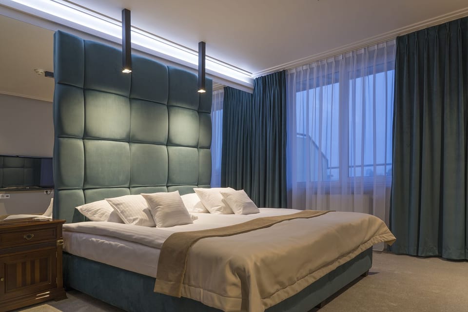 Grand Studio Suite, 1 Bedroom, Partial Lake View | Premium bedding, desk, iron/ironing board, travel crib