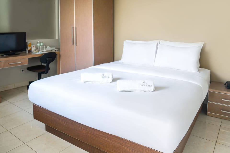 Desk, soundproofing, free WiFi, bed sheets