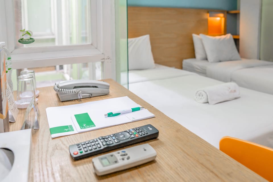 Desk, soundproofing, free WiFi, bed sheets