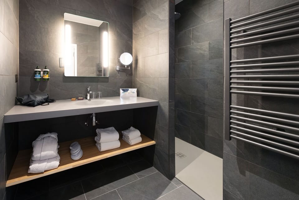 Double Room with Valley View | Bathroom | Bathrobes, slippers