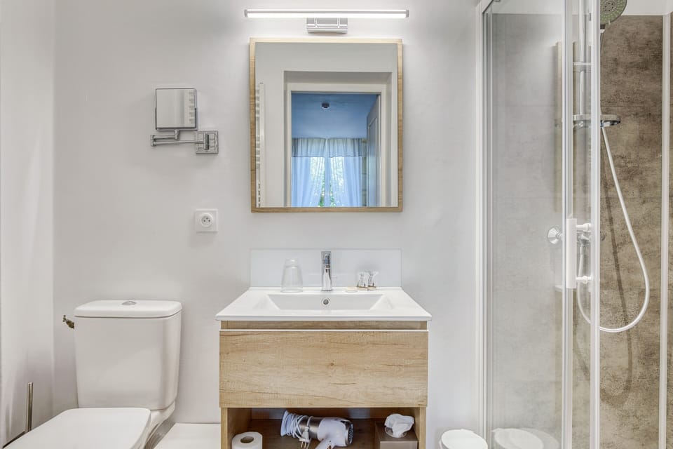 Double Room | Bathroom | Shower, free toiletries, hair dryer, towels