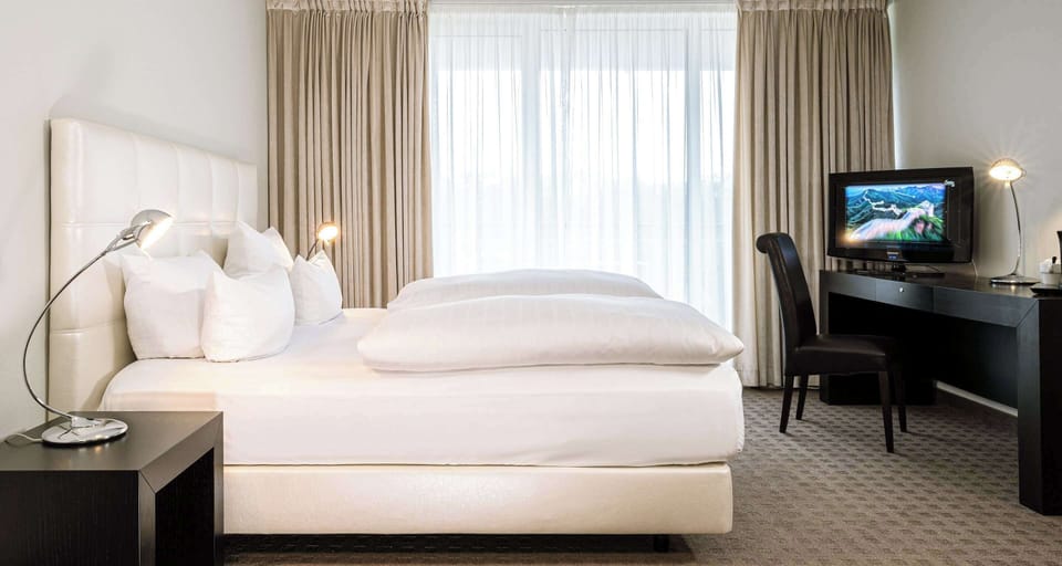 Superior Room, 1 Double Bed | Premium bedding, in-room safe, desk, laptop workspace