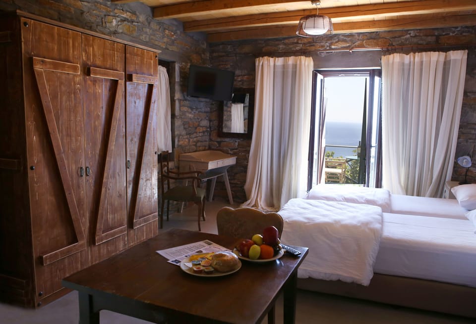 Deluxe Suite | Soundproofing, free WiFi, bed sheets