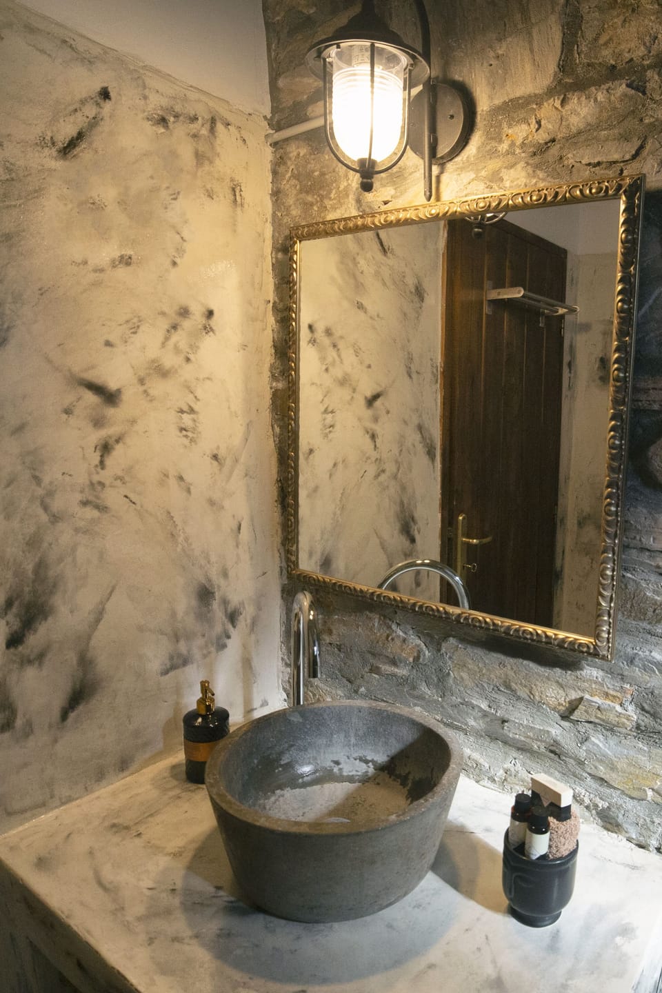 Deluxe Suite | Bathroom | Shower, free toiletries, hair dryer, towels