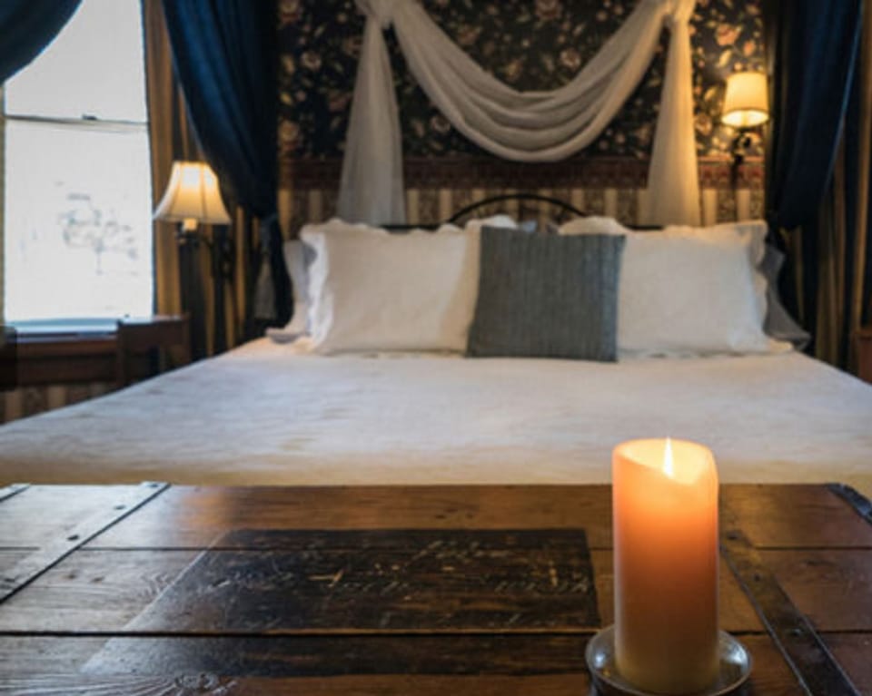 Individually decorated, individually furnished, laptop workspace