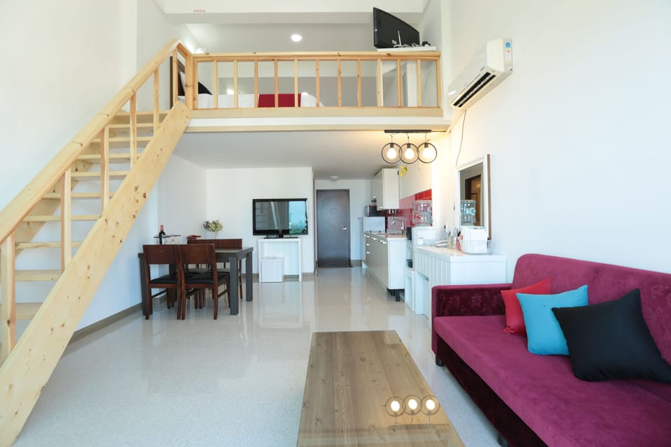 106 | Living area | Flat-screen TV