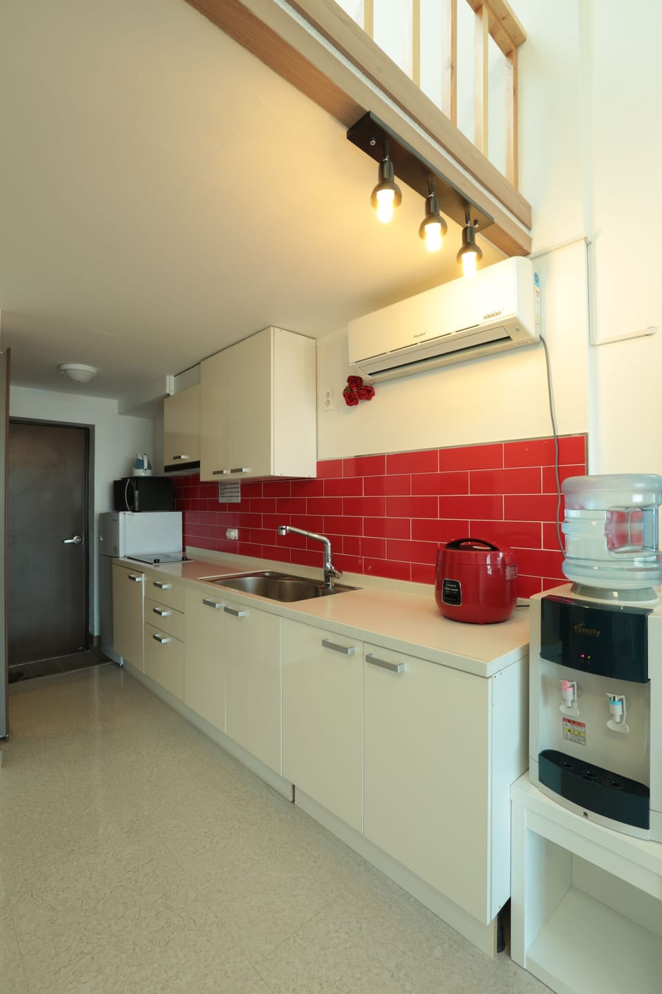 206 | Private kitchenette | Full-size fridge, microwave, stovetop, electric kettle