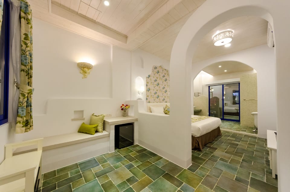 Deluxe Double Room, 1 Queen Bed, Bathtub | Individually decorated, individually furnished, desk, blackout drapes