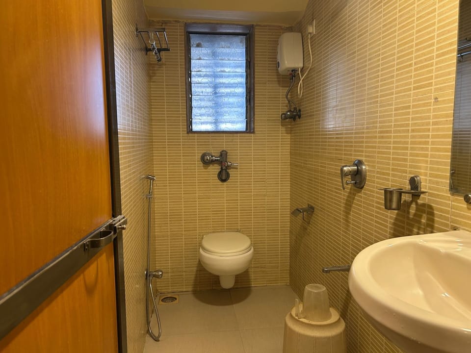 Deluxe Room | Bathroom | Shower, rainfall showerhead, designer toiletries, towels