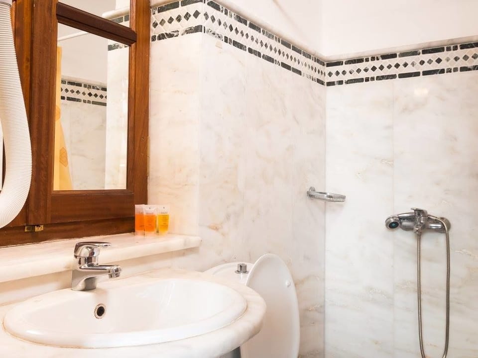 Apartment, 1 Bedroom, Mezzanine (2nd Floor) | Bathroom | Shower, free toiletries, hair dryer, slippers