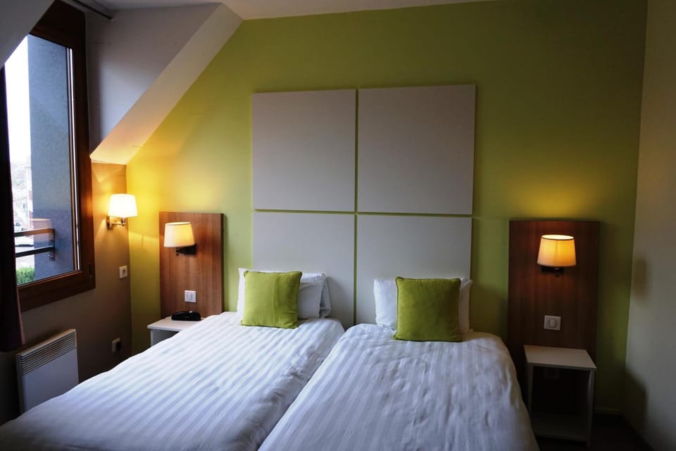 Premium bedding, desk, soundproofing, free cribs/infant beds