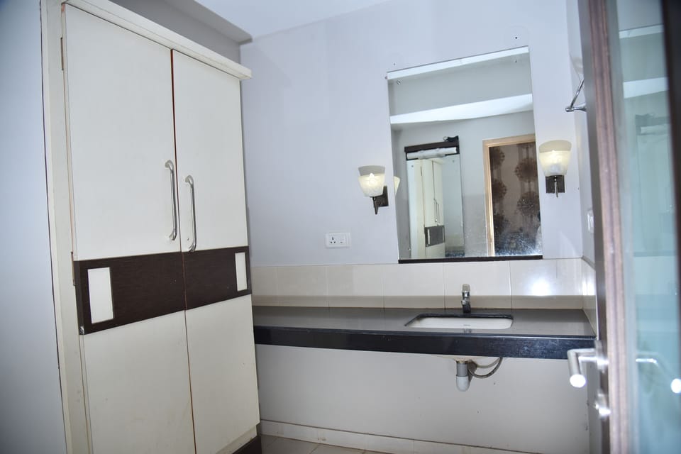 Shower, free toiletries, towels