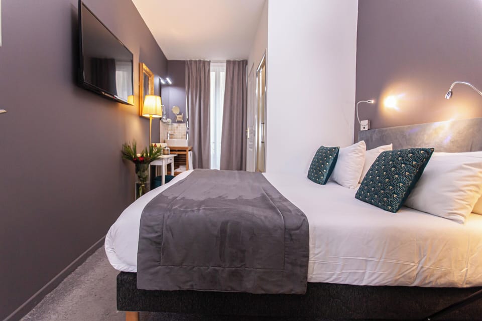Single Room | Minibar, in-room safe, individually decorated, individually furnished