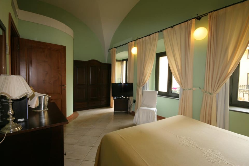 Premium bedding, minibar, desk, cribs/infant beds
