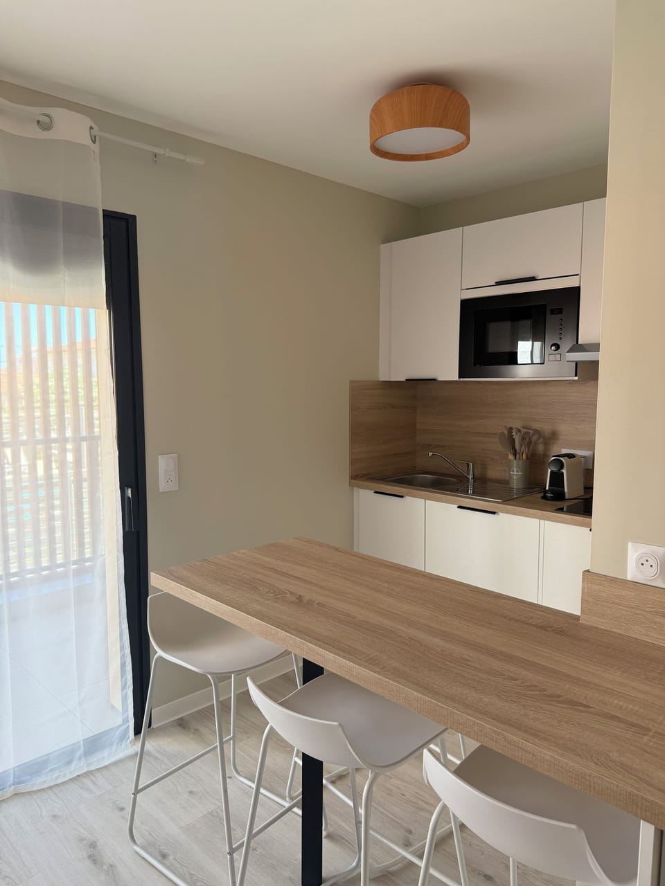 Standard Apartment | Living area | 32-inch flat-screen TV with digital channels, TV