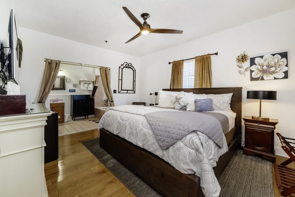 Standard Room, 1 King Bed ( (3, 4, 7)) | Premium bedding, in-room safe, iron/ironing board, free WiFi