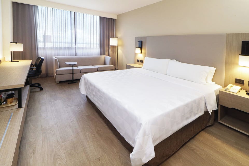 Down comforters, in-room safe, desk, blackout drapes