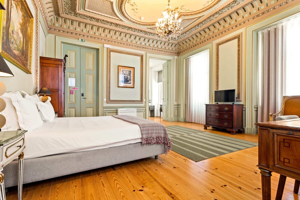 Signature Suite | Hypo-allergenic bedding, minibar, in-room safe, desk