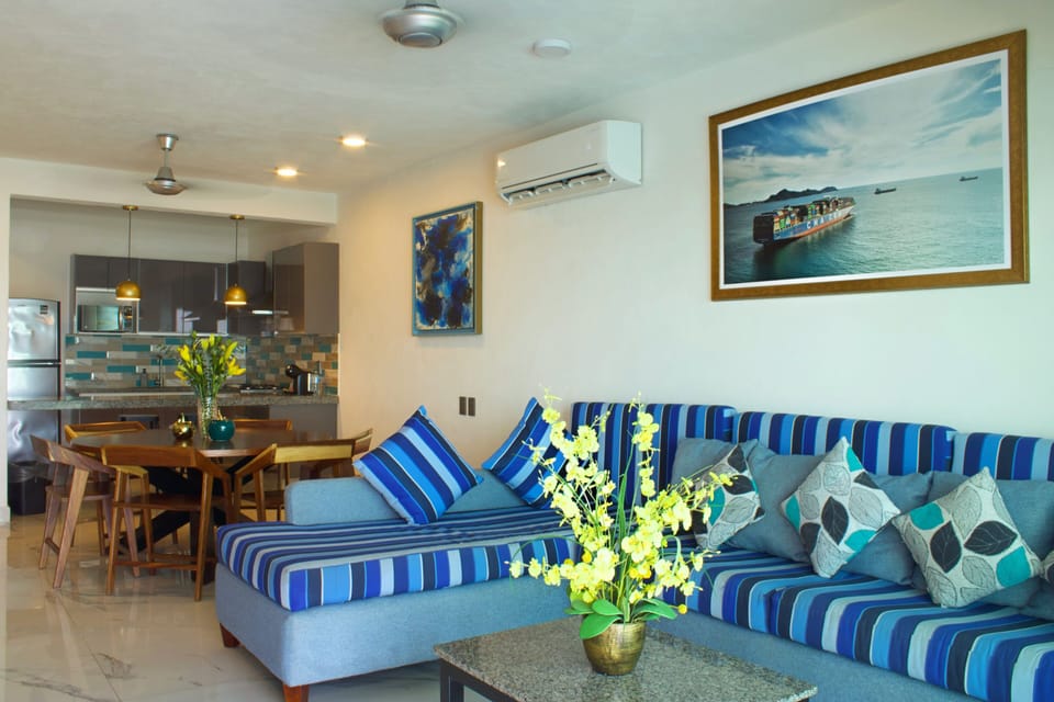 Family Room, 2 Bedrooms, Kitchenette, Beachfront | Dining room