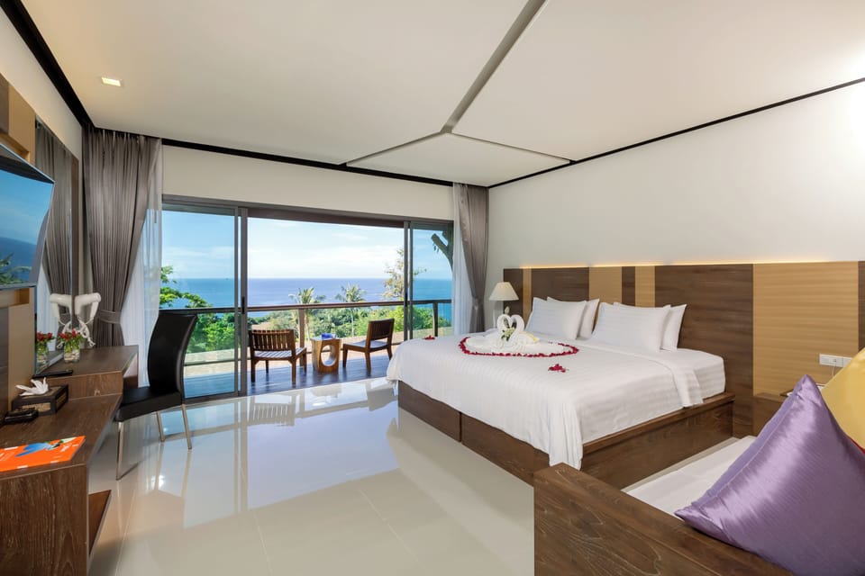 Premier Deluxe Ocean View | Minibar, in-room safe, individually decorated, desk