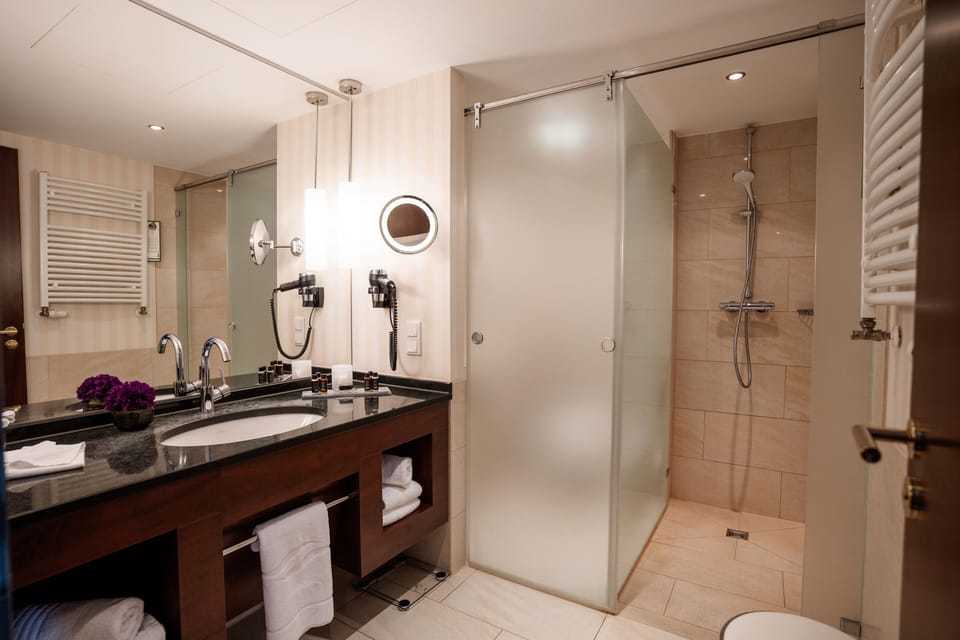 Deluxe Suite, 1 King Bed | Bathroom | Free toiletries, hair dryer, towels