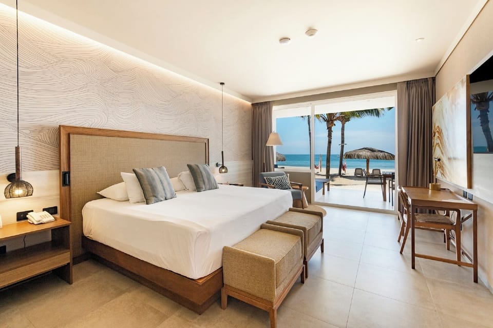 Junior Suite, Sea View | Minibar, in-room safe, WiFi (free)