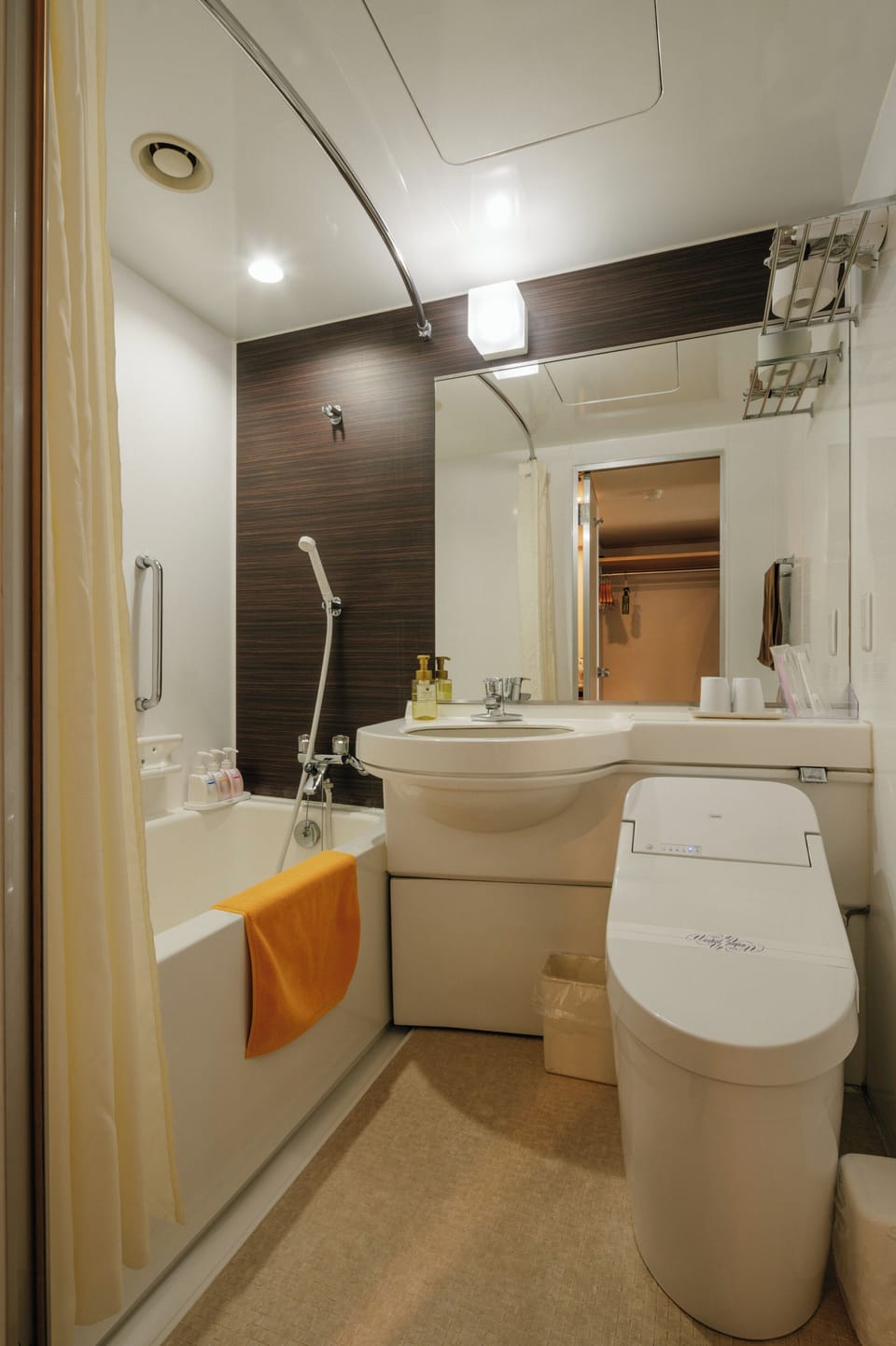 Design Twin Room | Bathroom | Combined shower/tub, free toiletries, hair dryer, bathrobes