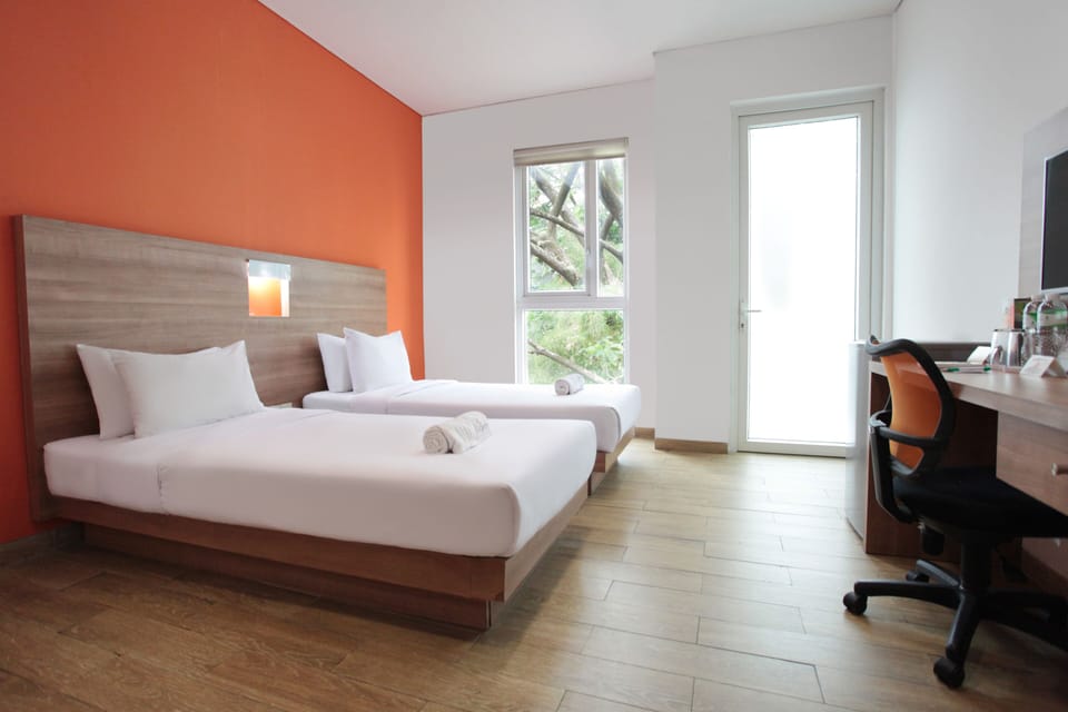 Desk, soundproofing, free WiFi, bed sheets