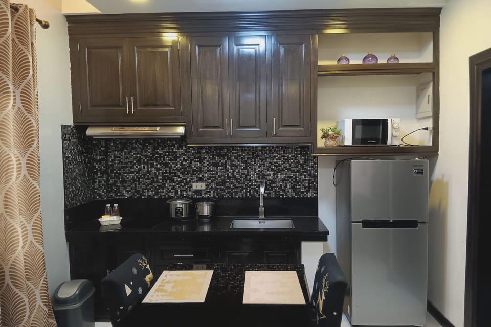 Condo Suites Twin | Private kitchen | Coffee/tea maker, electric kettle
