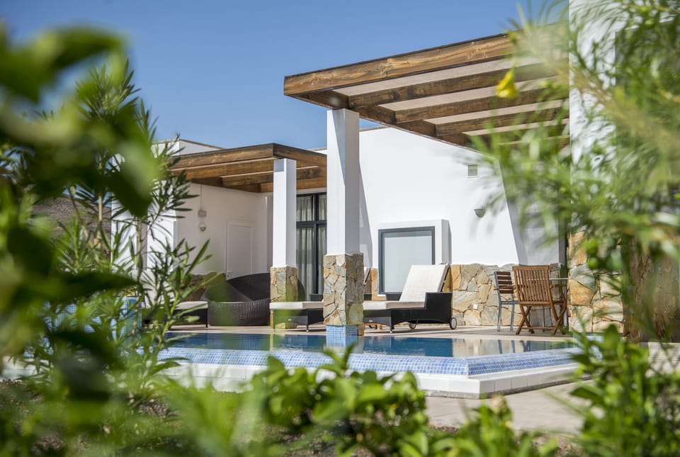 4 outdoor pools