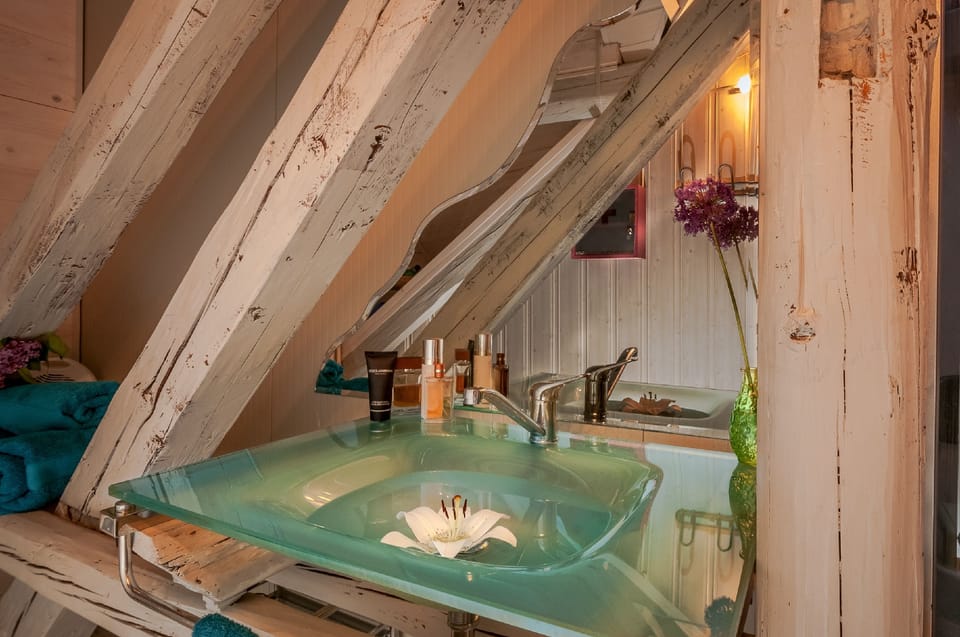 Rustico Suite, City view | Bathroom | Shower, free toiletries, hair dryer, towels