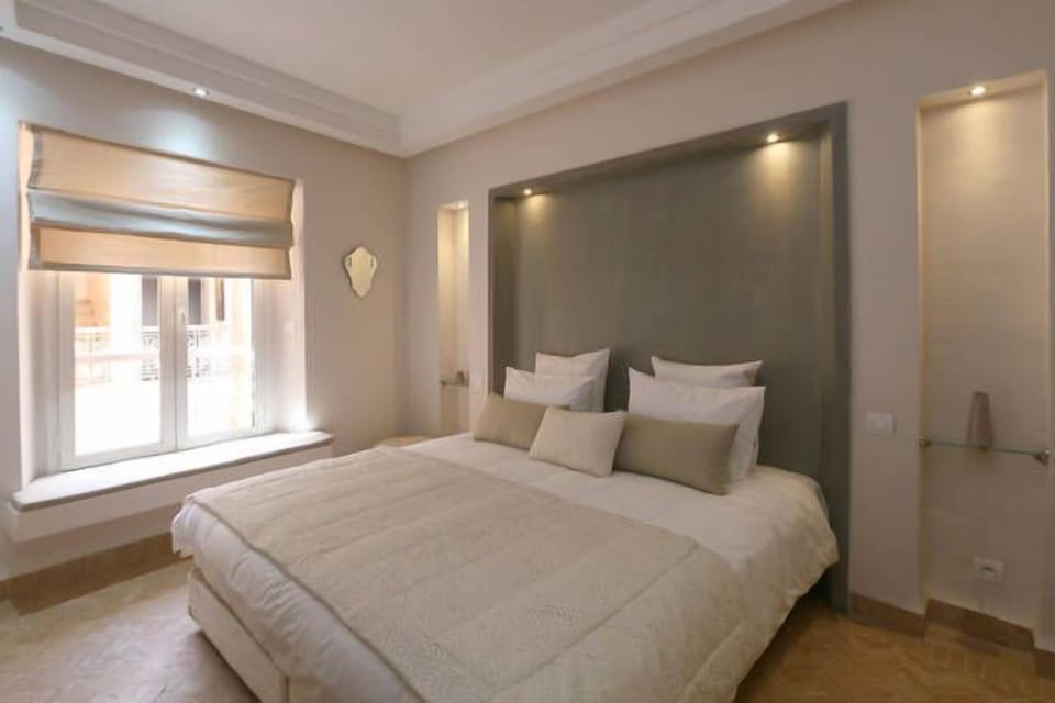 Premium bedding, in-room safe, blackout drapes, free cribs/infant beds