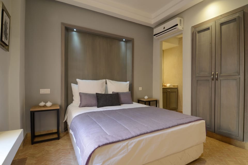 Premium bedding, in-room safe, blackout drapes, free cribs/infant beds