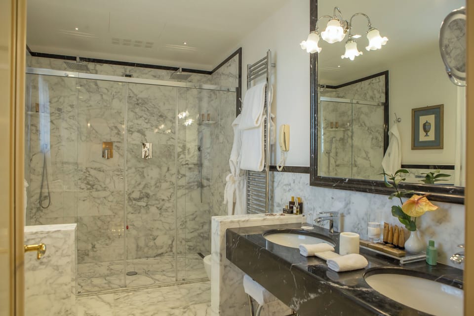 Suite, Terrace | Bathroom | Combined shower/tub, eco-friendly toiletries, hair dryer, bathrobes