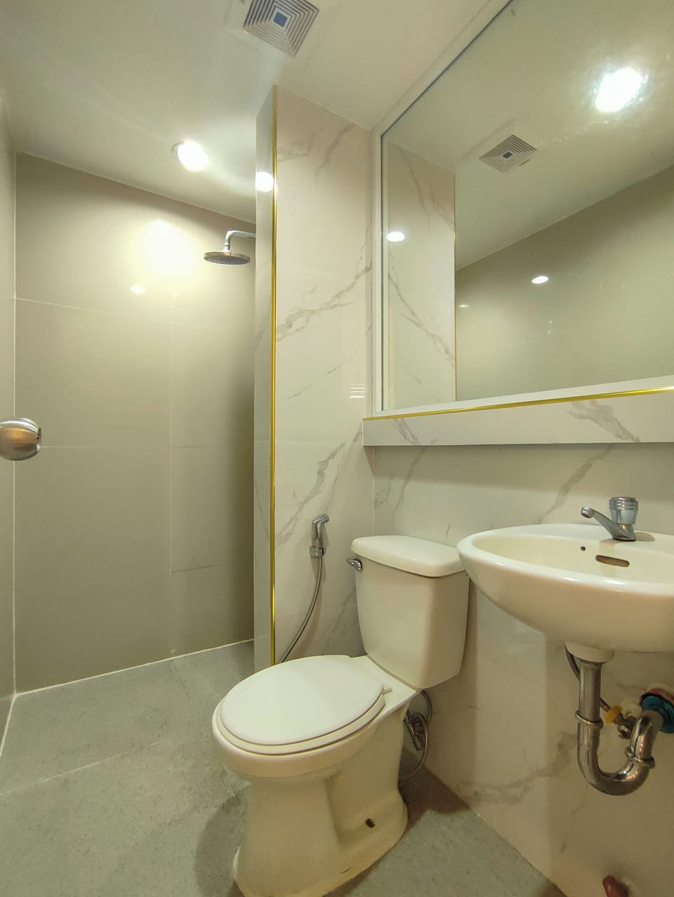 Deluxe Room | Bathroom | Free toiletries, hair dryer, slippers, towels