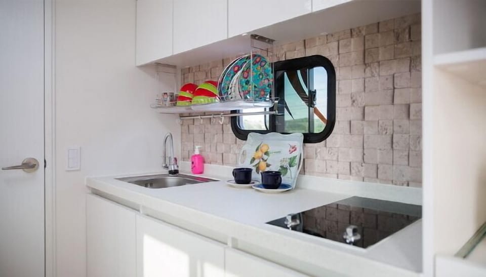 Caravan (After 10 PM check-in, please contact us) | Private kitchenette | Fridge, microwave, electric kettle