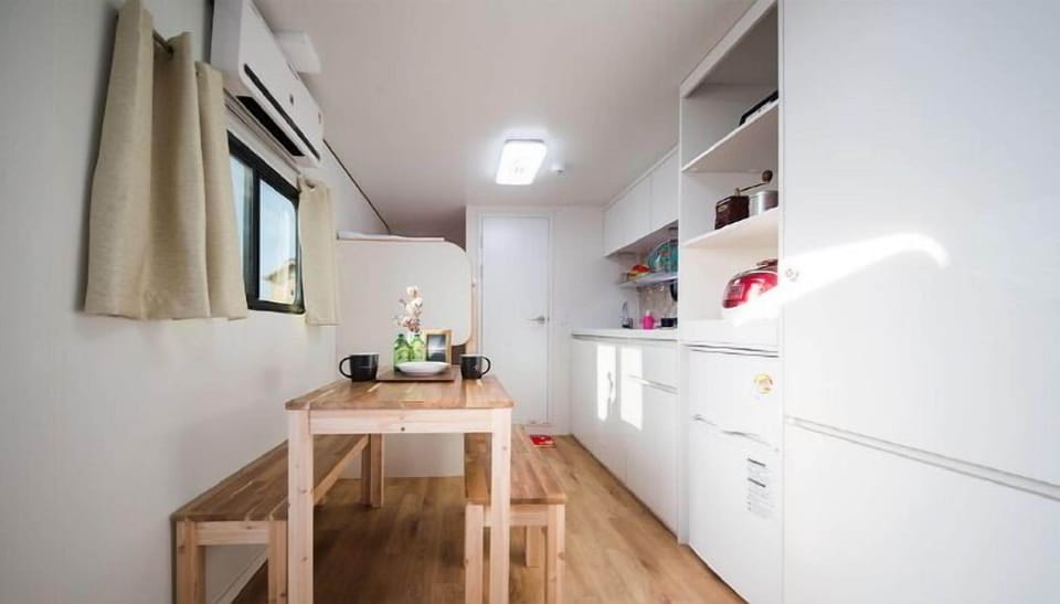 Caravan (After 10 PM check-in, please contact us) | Soundproofing, free WiFi, bed sheets