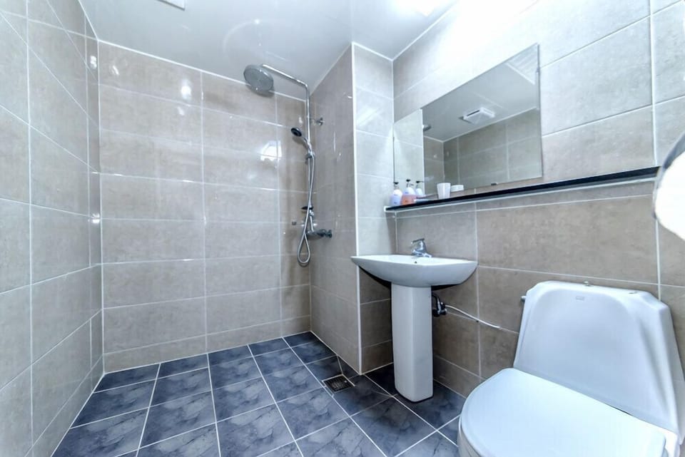 Standard Room | Bathroom | Shower, free toiletries, hair dryer, slippers