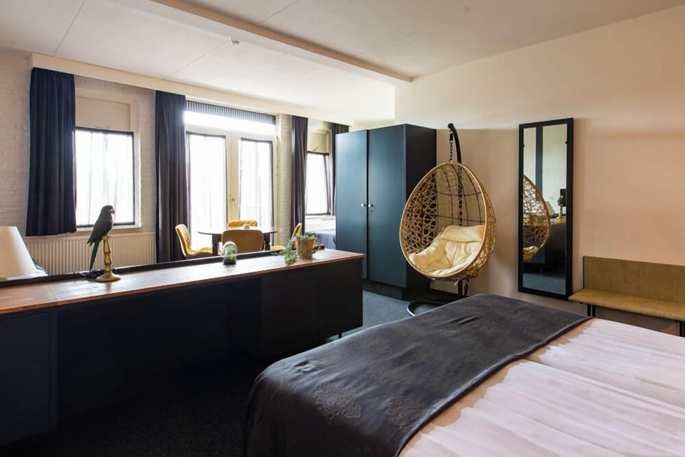 Family Room | Desk, free WiFi, bed sheets