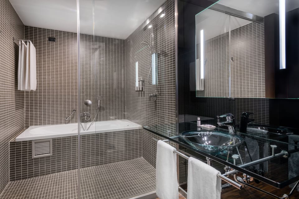 Combined shower/tub, deep soaking tub, free toiletries, hair dryer