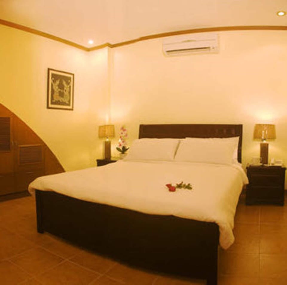Deluxe Condo, 1 Bedroom | In-room safe, WiFi (free), bed sheets