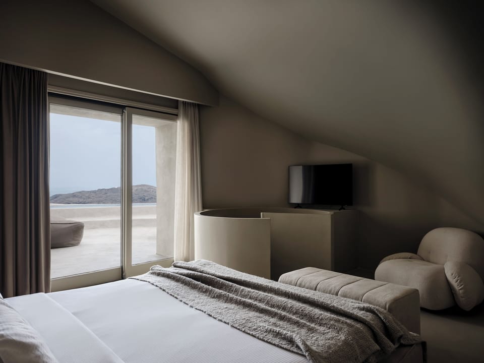 Fabulous Suite with Infinity Pool | Premium bedding, minibar, in-room safe, iron/ironing board (on request)