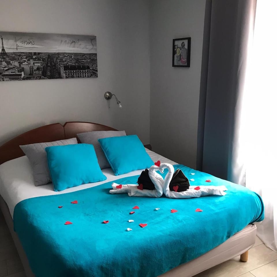 Desk, blackout drapes, free WiFi