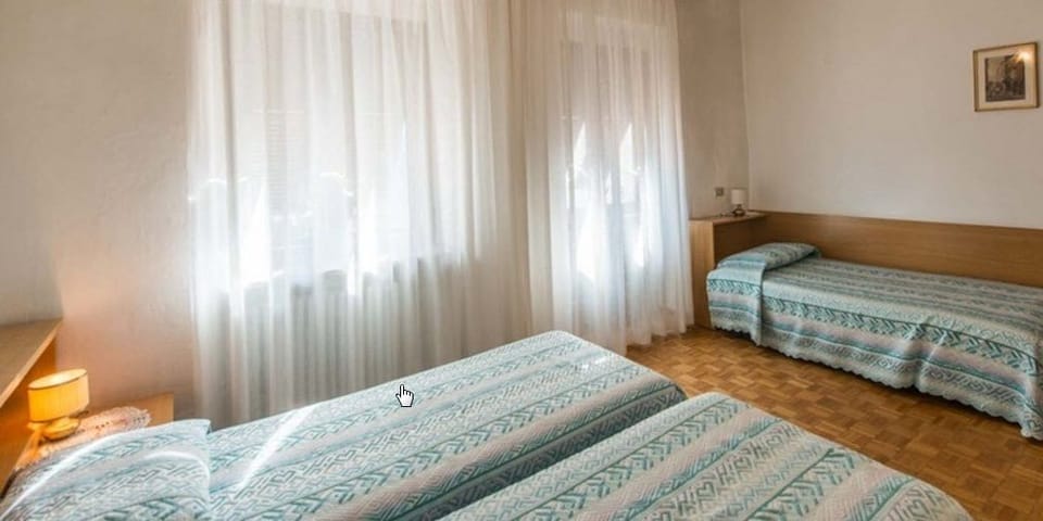 Triple Room | In-room safe, desk